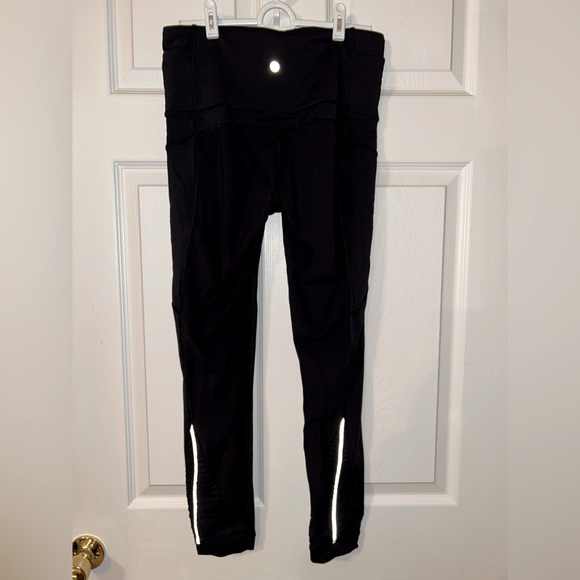 Lululemon Leggings with zipper pockets and reflective detail - Picture 3 of 3